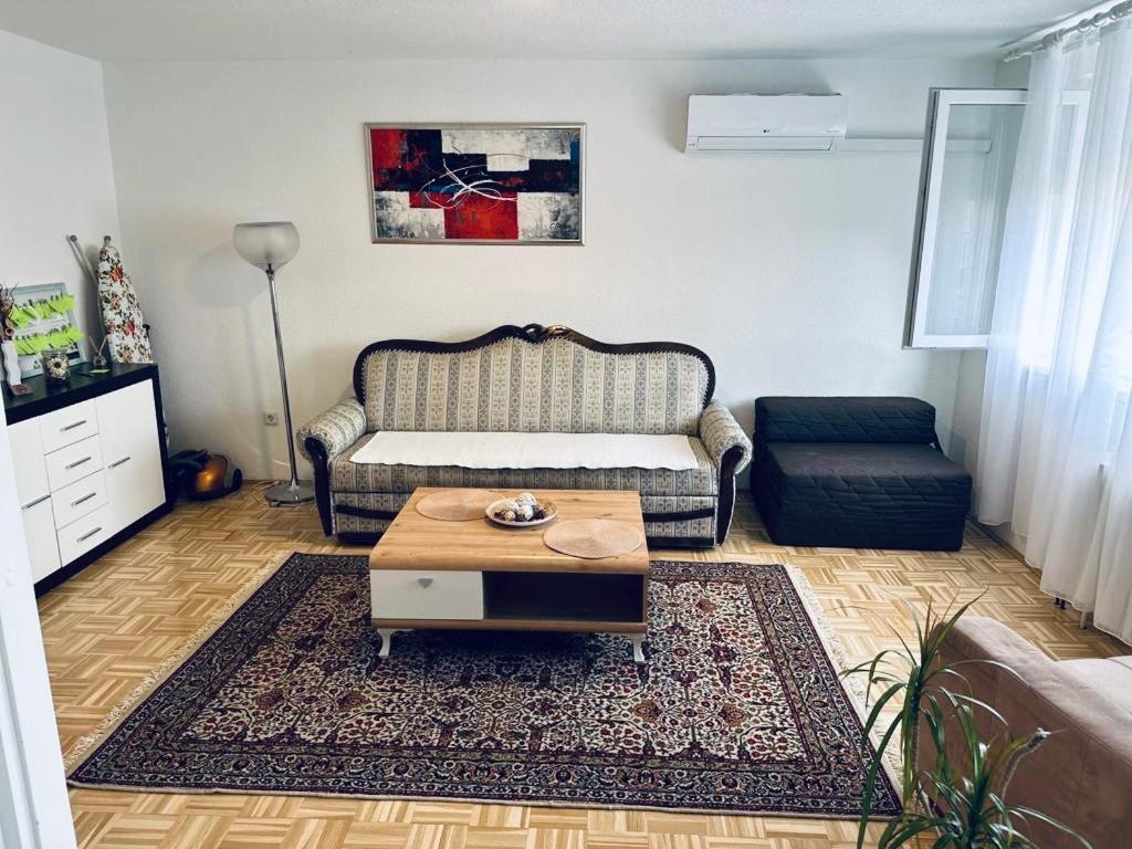 Apartment Etna! Near To Airport ซาราเยโว ภายนอก รูปภาพ